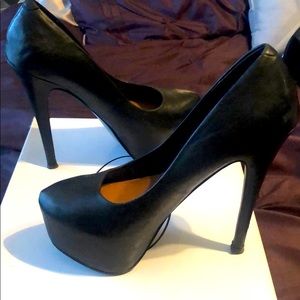 Steve Madden Platform Pumps